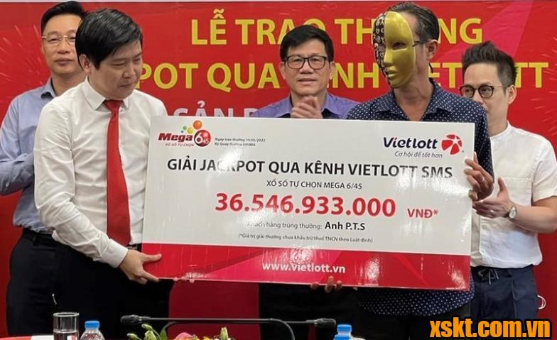 Mua vé số online khi chờ con tan học, nam khách hàng bất ngờ trúng Jackpot hơn 36 tỷ đồng