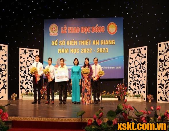 XSKT An Giang trao học bổng cho học sinh nghèo hiếu học
