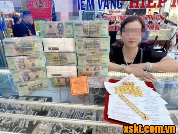 Trúng độc đắc 10 tỷ đồng XSKT Kiên Giang, người phụ nữ rạng rỡ mua vàng bên &quot;núi tiền&quot;