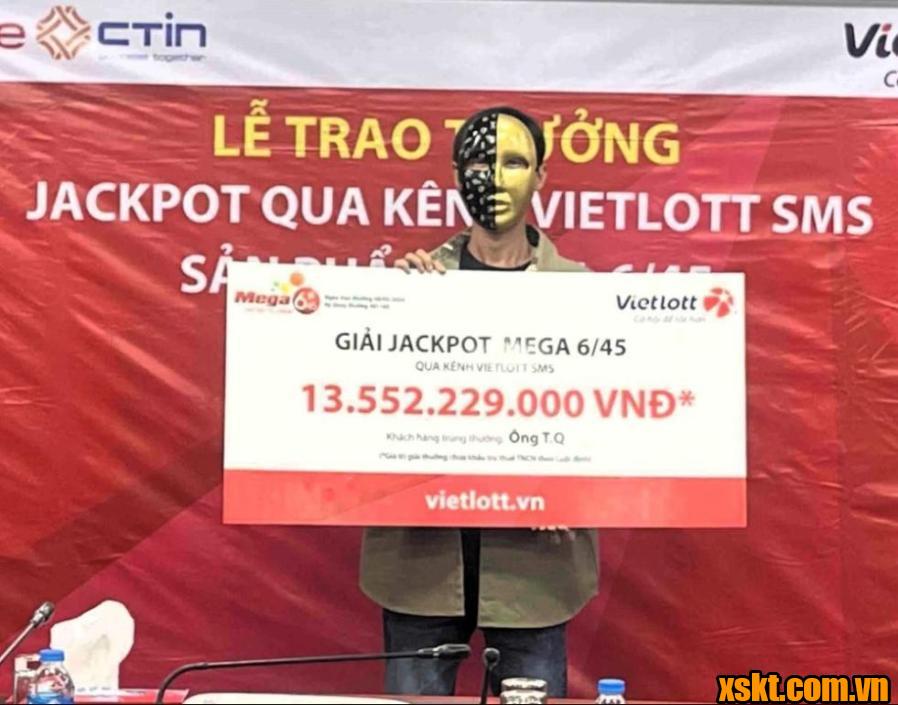 Vietlott: Đưa vợ cùng đi nhận thưởng giải Jackpot 13 tỷ đồng