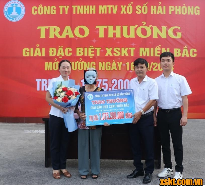 Công ty TNHH MTV Xổ số Hải Phòng trao 1 tỷ đồng cho khách hàng trúng giải đặc biệt ngày 16/10